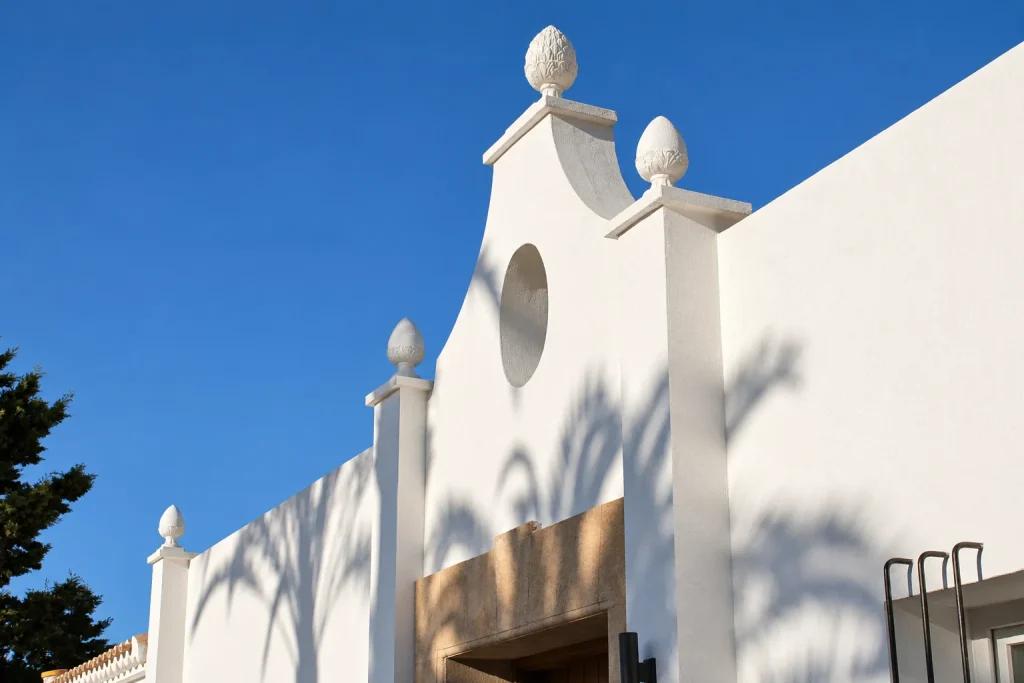 Diseño moderno y tradicional en una misma vivienda